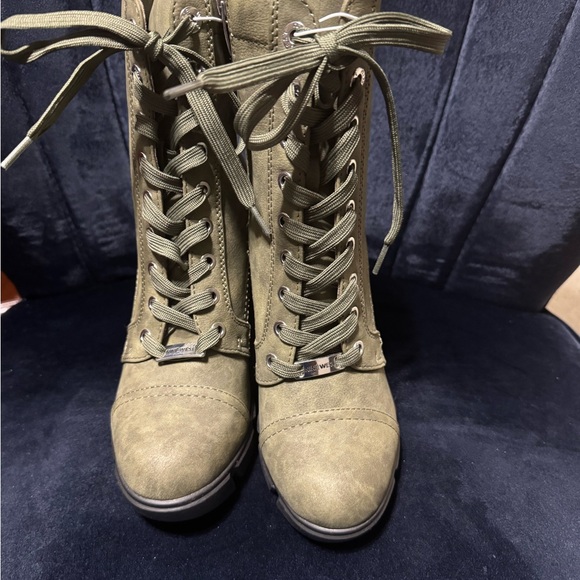 Stylish Olive Green Women's Boots - Picture 2 of 4